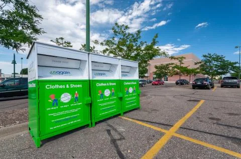 USAgain drop boxes or collection bins in parking area of shipping mall Foto stock