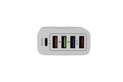 USB adapter for charging multiple mobile phones and modern devices on a tra.. Foto stock