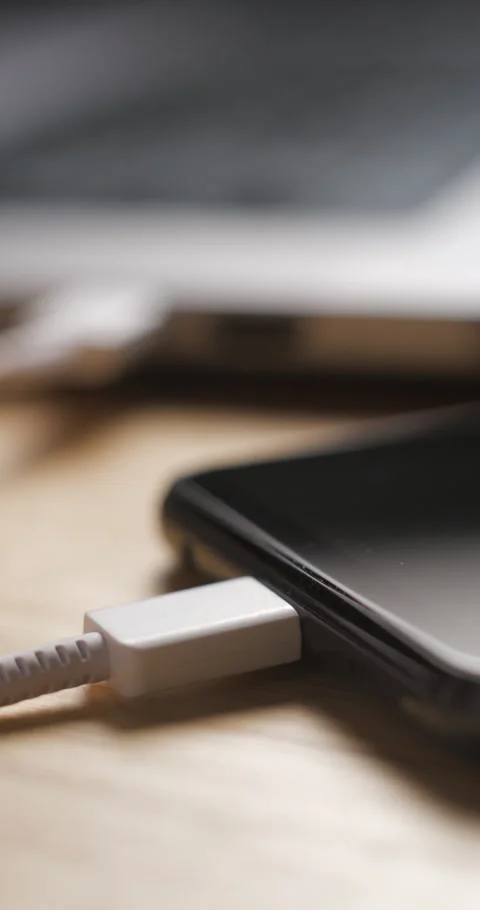 USB-C cable macro plugin to smartphone slow motion, vertical view Video stock 281040720