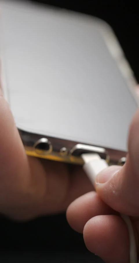 USB-C cable macro plugin to smartphone slow motion, vertical view Video stock 281041000