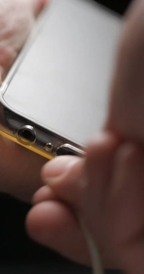 USB-C cable macro plugin to smartphone slow motion, vertical view Video stock 281041021