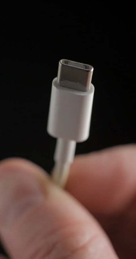 USB-C connexion cable macro rotating slow motion, vertical view Stockbeeldmateriaal 281040354