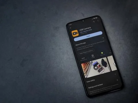 USB Camera app play store page on smartphone on a dark marble stone backgroun Stock Photos
