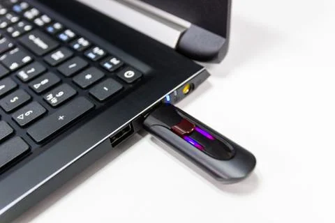 USB flash drive connect to USB port plug-in computer laptop 스톡 사진