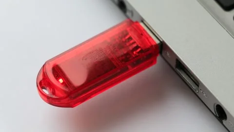 USB flash drive in the laptop Vídeo Stock 141844306