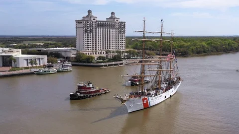 USCGC Eagle on Savannah River Vídeo Stock 104673974