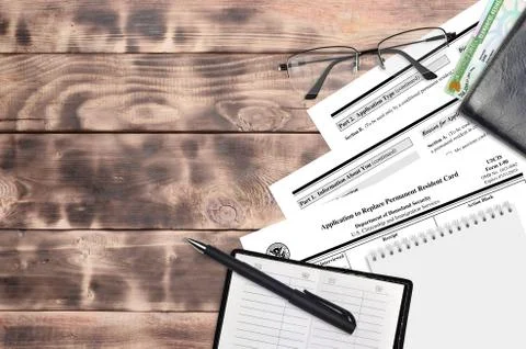 USCIS form I-90 Application to replace permanent resident card lies on flat l Foto stock