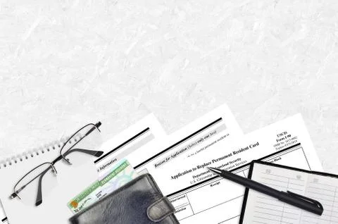 USCIS form I-90 Application to replace permanent resident card lies on flat l Foto stock
