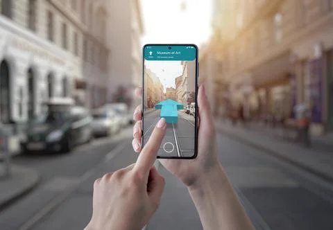 Use 3D navigation to find museum on mobile phone. The concept of augmented re Foto stock