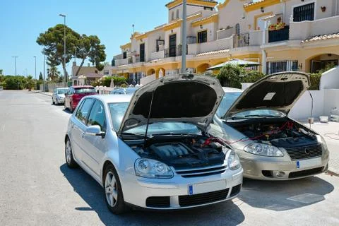 Use an external car battery to start the engine of the vehicle of the other car Stock Photos