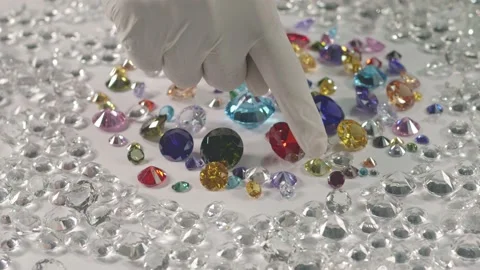 Use the hand to hold diamonds of different colors and size..colorful gemstone Stock Footage 152930668