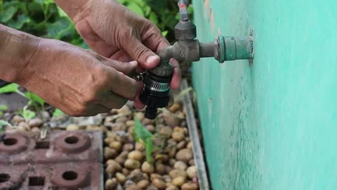 Use hands holding quick water faucet connector hose with metal faucet Video stock 148037526