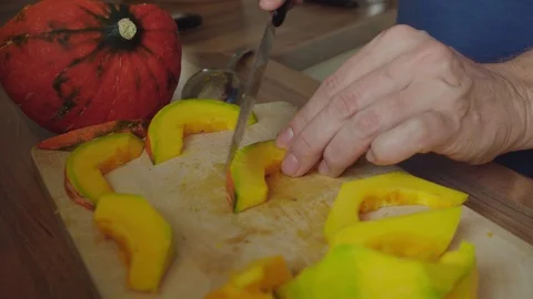 Use a knife to prepare the pumpkin for consumption Stock-Footage 95492284