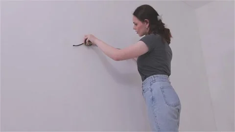 Use a level or plumb bob to draw a straight vertical line on the wall surface Vídeo Stock 331873934