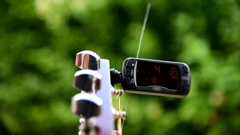 Use metronome function in digital guitar tuner 動画素材 112769578