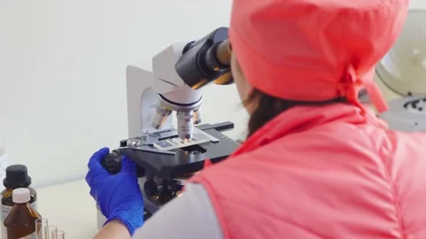 Use of a microscope in the laboratory Video stock 234814360