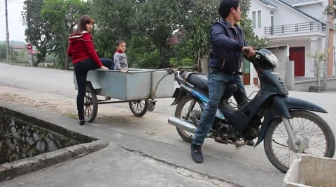 Use moto pull hook, took his wife and son outing Stock Footage 46459863