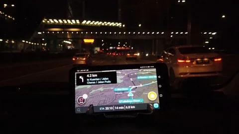 Use of navigation apps using smartphones at the top of the car dashboard at nigh Vídeos de archivo 106071118