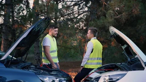 Use new car battery to start the engine of the vehicle using cables,Trying to Video stock 138948124