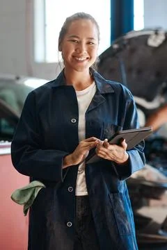 Use our easy search tool to find a workshop near you. a female mechanic holding Fotos Stock