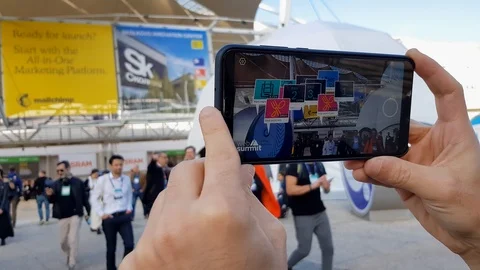 Use phone to view augmented Reality Map at Web Summit Vídeos de archivo 120734383