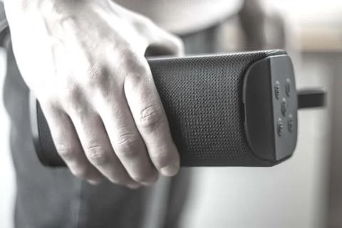 Use portable Bluetooth wireless speaker for music listening. Foto stock