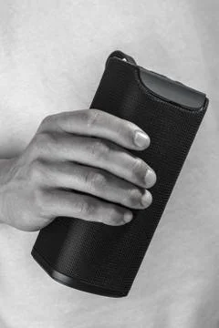 Use portable Bluetooth wireless speaker for music listening. Foto stock