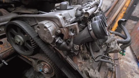 Used car engine preparing for installation in garage 库存影片 304120231
