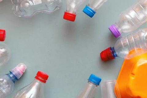 Used plastic, crumpled empty bottles, packets, dish, container pollution garb Foto stock