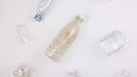 Used plastic disposable tableware and garbage moves on white background Stockbeeldmateriaal 113204570