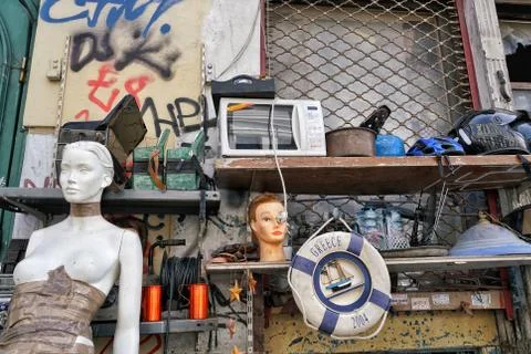 Used second hand objects for sale at flea market in Athens, Greece. Foto stock
