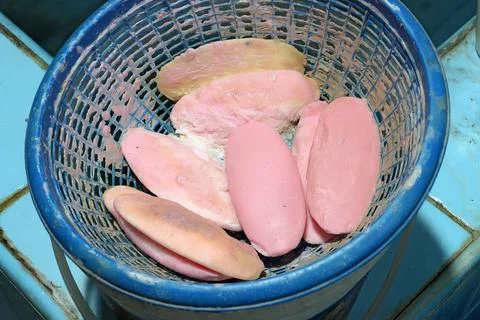 Used soaps lie in plastic baskets on the edge of the water tank in the bathroom Foto stock
