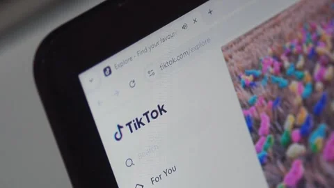 User Exploring Tiktok On Laptop Screen: Khushab, Pakistan. 8 Mar 2025 Vidéo 303854506