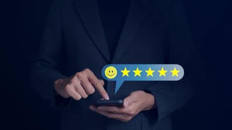 User give a rating five star to service experience on smartphone app. Foto stock