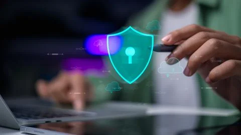 User holding pen pointing at virtual shield icon with cloud computing netwo.. Stockfoto's