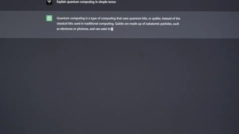 User interacting with an AI chatbot, powered by GPT technology, in a natural Vidéo 235980515