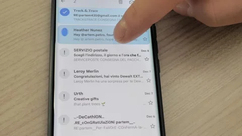 The user receives too many emails on the smartphone and the inbox is full Video stock 229718040