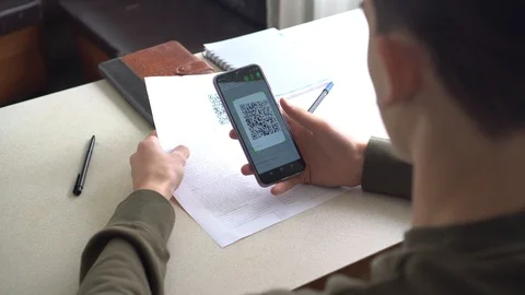 User scans the QR code Stock Footage 122831552