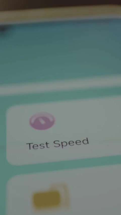 User taps the option labeled Test Speed Vídeo Stock 328354620