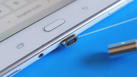 User USB Cable Is Connected To Tablet 库存影片 103533619