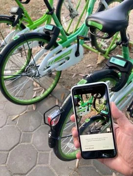 User is using application for anywheel bicycle Foto stock