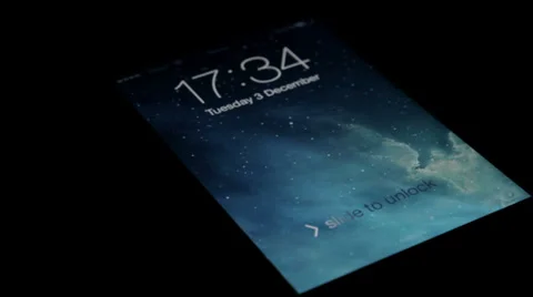 Using Apple iOS 7 Video stock 33071954