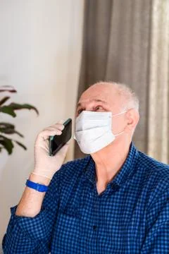 Using Apple iPhone 11 Pro smartphone during Coronavirus with Mask and gloves Foto stock