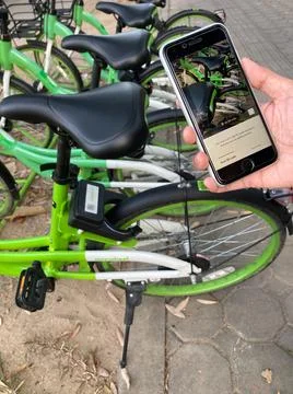 Using application on iPhone for anywheel bicycle Stock-Fotos