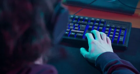 Using arrow keys 動画素材 104224315