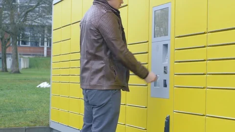 Using an automated packstation in germany but card doesn't work 動画素材 83677340