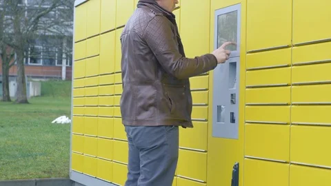 Using an automated packstation in germany but card doesn't work 動画素材 83677344