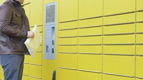Using an automated packstation in germany 動画素材 83677383