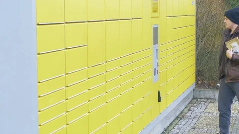 Using an automated packstation in germany 動画素材 83677442