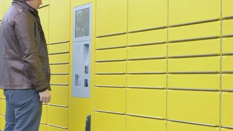 Using an automated packstation in germany 動画素材 83677446